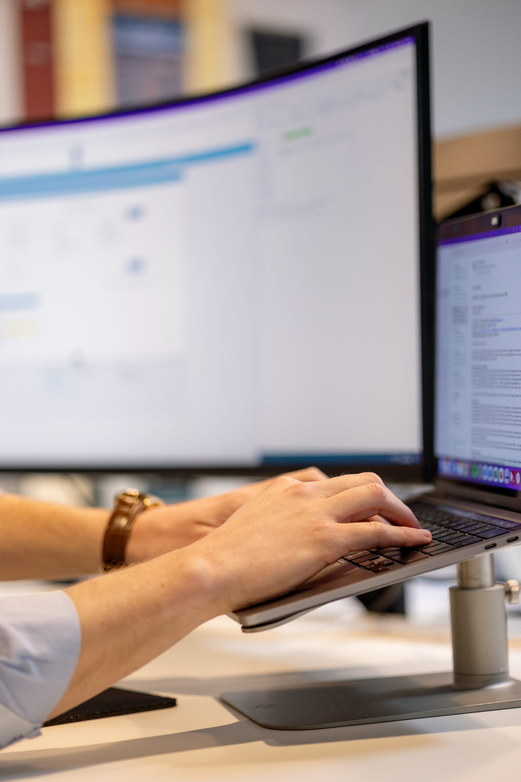 Willy de Vos Hypotheken Handen typend op laptop
